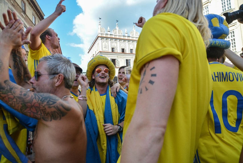 Przemarsz kibiców ze Szwecji przez Lublin. Pochód w kierunku stadionu (ZDJĘCIA, WIDEO)