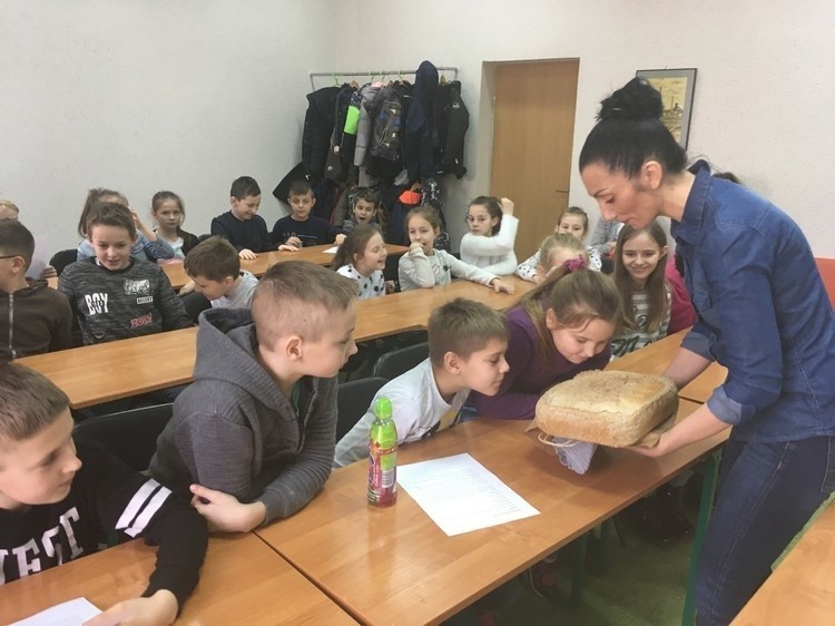Gmina Pawłów. Uczniowie z Jadownik uczyli się w muzeum jak upiec w domu pyszny chleb