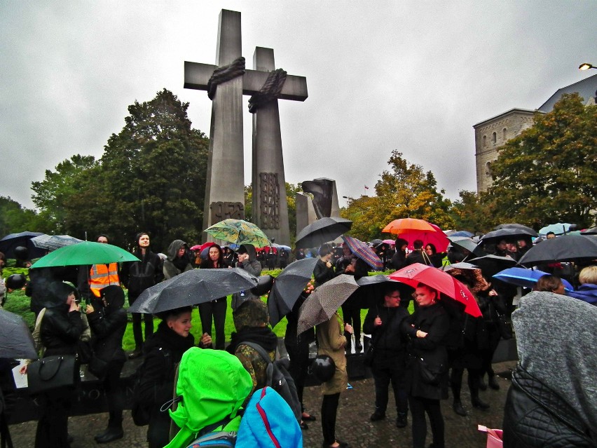 Czarny Wtorek w Poznaniu - kobiety spotkają się na placu Wolności