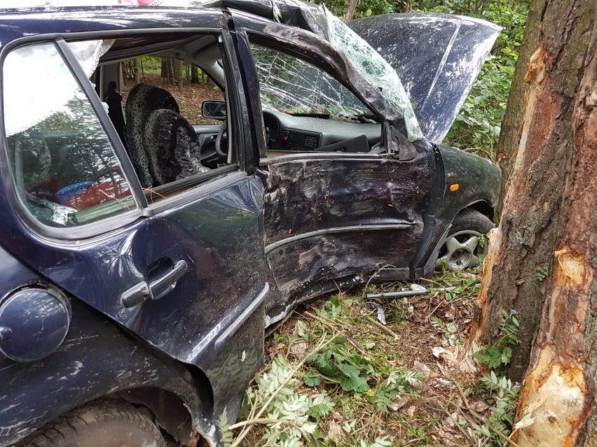 Volkswagen wbił się w drzewo, kierowca sam nie mógł wydostać...
