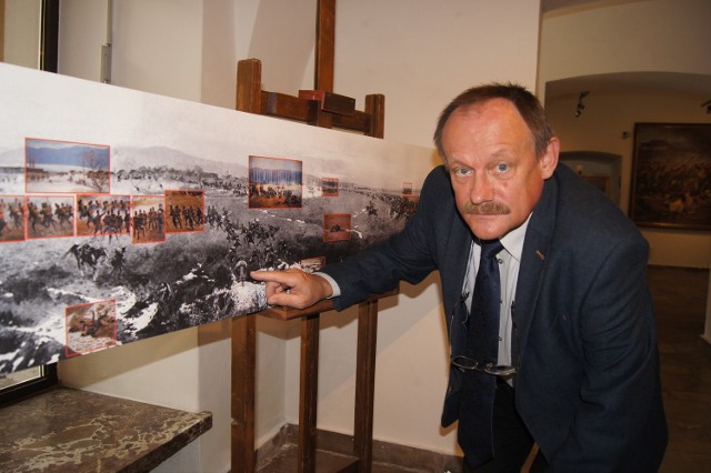 Andrzej Szpunar przy pomniejszonej rekonstrukcji Panoramy siedmiogrodzkiej. - Odnaleziony fragment przedstawia piechura i pochodzi z dolnej części monumentalnego płótna Jana Styki - mówi