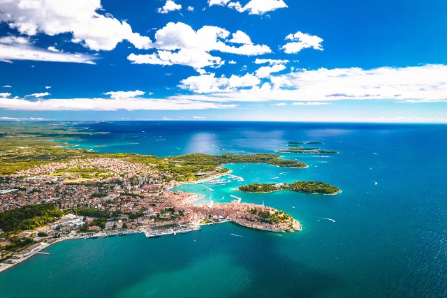 Chorwacja, słynąca z uroków Adriatyku, rajskich plaż i bogatej historii, zaskakuje turystów kolejnym sekretem. Okazuje się, że blisko 120 lat trwania tajemnicy dobiegło końca, a tajemnicza chorwacka wyspa jest teraz dostępna dla odwiedzających.