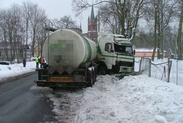 Największe zagrożenie stanowią cysterny. Na zdjęciu wypadek, który miał miejsce dwa lata temu na osiedlu Sławięcice. Na szczęście cysterna nie uległa rozszczelnieniu.