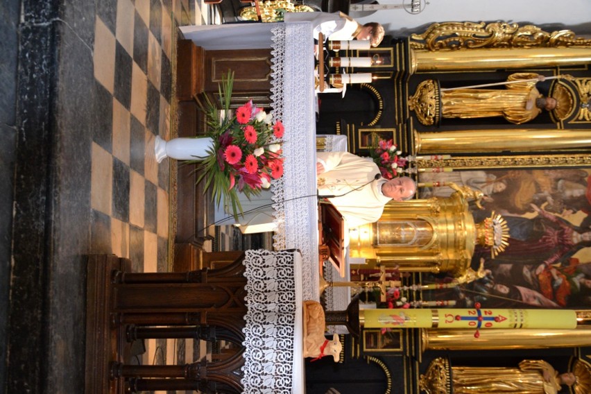 Obchody Święta Konstytucji 3 Maja w Koprzywnicy. Po mszy złożono kwiaty przed Murem Pamięci [ZDJĘCIA]