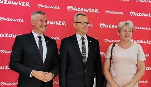 Umowę podpisali od lewej: wicemarszałek Rafał Rajkowski i burmistrz Arkadiusz Sulima. Podczas spotkania obecna była również Maria Kalbarczyk, skarbnik gminy Zwoleń.