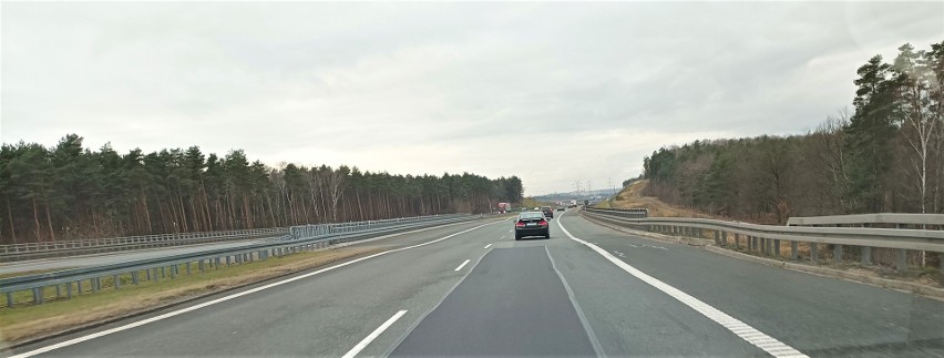 Pofałdowana jezdnia autostrady A1, między Piekarami Śląskimi...
