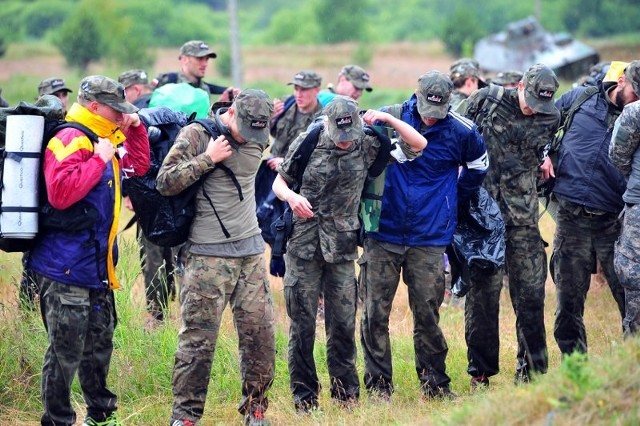 - Pogoda nas nie rozpieszcza: jest zimno, poligon jest zawalony wojskiem, ale o to chodzi, żeby było trudno i wyczerpująco - mówi "Głosowi" major rezerwy Arkadiusz Kups, szef Selekcji. - Rozbieramy uczestników "do rosołu" i wrzucamy ich w nasze mundury. Zdaniem majora Kupsa, ta edycja gry to powrót do korzeni. 