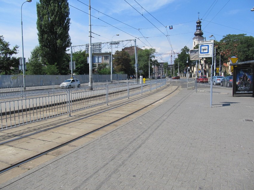 Barierki na przystanku plac Wróblewskiego