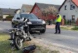 Wypadek motocykla i porsche we wsi Błota w gminie Lubsza. 36-letni kierowca hondy zderzył się czołowo z samochodem. Trafił do szpitala