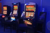 Hazard w Pabianicach. 7 automatów do gier w rękach funkcjonariuszy, kara moze wynieść 700 tys. zł, w grę wchodzi również więzienie