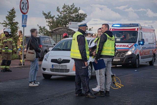 W środę, 21 września w Dzielicach (powiat krotoszyński) dwoje nastolatków zostało potrąconych przez samochód. 16-latka z ciężkimi obrażeniami została odtransportowana LPR-em do dolnośląskiego szpitala, natomiast 15-latek był w lepszym stanie.Kolejne zdjęcie --->