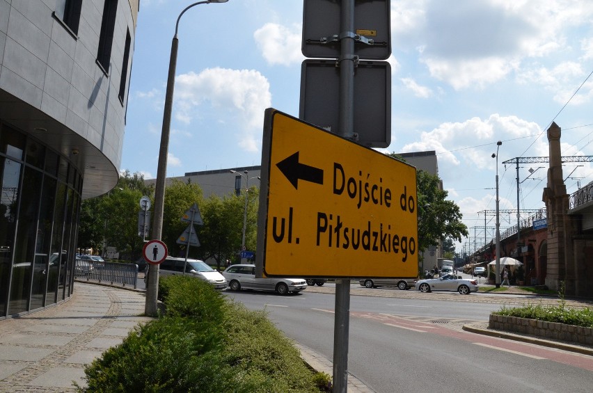 Wrocław: Piłsudzki przy urzędzie miejskim. "To nie profesor Miodek projektuje tablice"