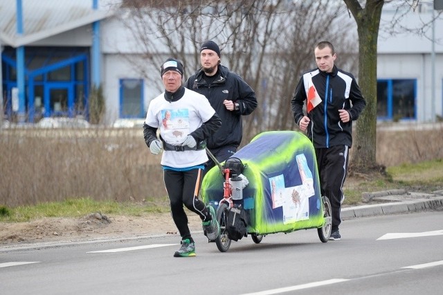 Kierowcy pozdrawiają Piotra światłami, mieszkańcy częstują lokalnymi przysmakami