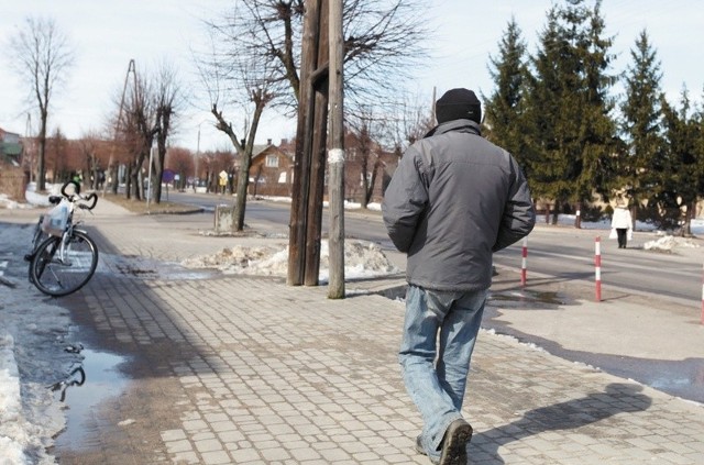 Po pożarze domu pan Józef błąka się samotnie po ulicach Szepietowa. Ludzie go żałują. Urzędnicy przyznają, że mają z nim kłopot, nie wiedzą jak mu pomóc.