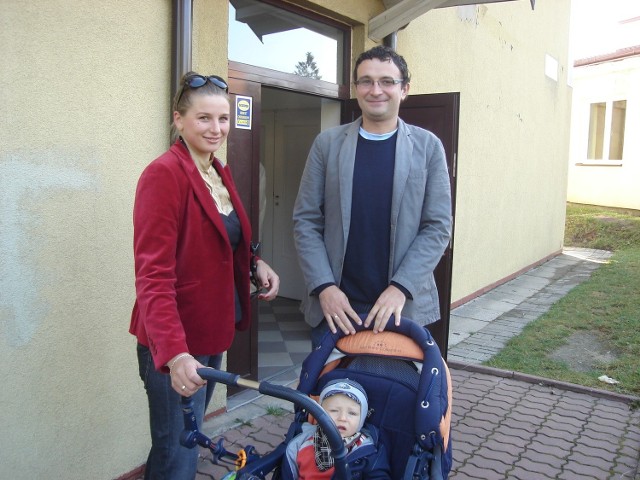 Renata i Łukasz Cywka przyszli głosować z 14-miesięcznym synem Janem 