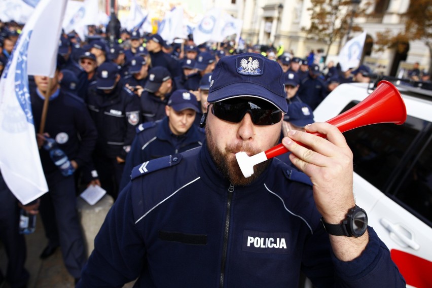 Protest policjantów w Warszawie. Mundurowi domagają się...