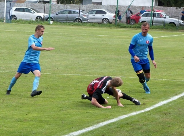 Start Pruchnik (niebieskie stroje) nie sprostał Lechii Sędziszów