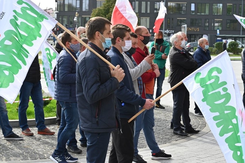 Rolnicy ostro protestowali przed Urzędem Wojewódzkim w Kielcach. Przeciwko Piątce dla zwierząt [WIDEO, ZDJĘCIA]
