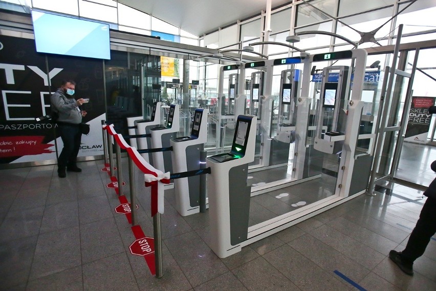 Automatyczne bramki kontroli granicznej na lotnisku we...