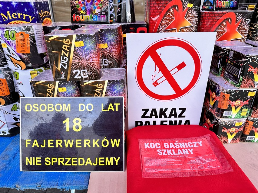Duży wybór fajerwerków przy giełdzie w Sandomierzu. Ile muszą zapłacić fani hucznego świętowania? Zobacz zdjęcia 