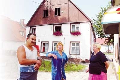 Na zdjęciu: Zdesperowani mieszkańcy domku przy ul. Marynarki Polskiej zapowiadają, że swoich dotychczasowych mieszkań nie opuszczą. &#8211; Będziemy bronić się do upadłego &#8211; mówią zgodnie (od lewej) Dariusz i Krystyna Krupowiesowie oraz Irena Lemańczyk.