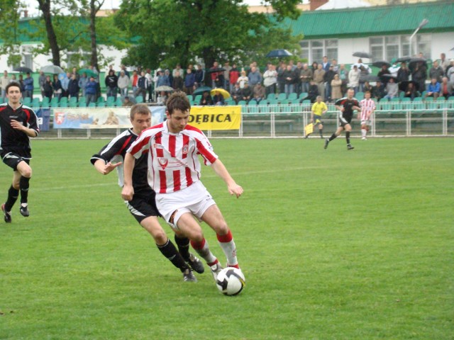 Resovia (biało-czerwone stroje) pokonała po dramatycznym meczu Wisłokę Dębica.