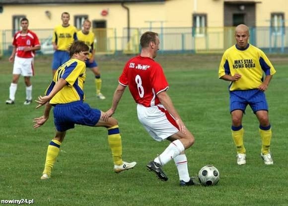 Piłkarze Nowej Dęby (żółte koszulki) czekają trudne sprawdziany w pierwszych kolejkach IV ligi.