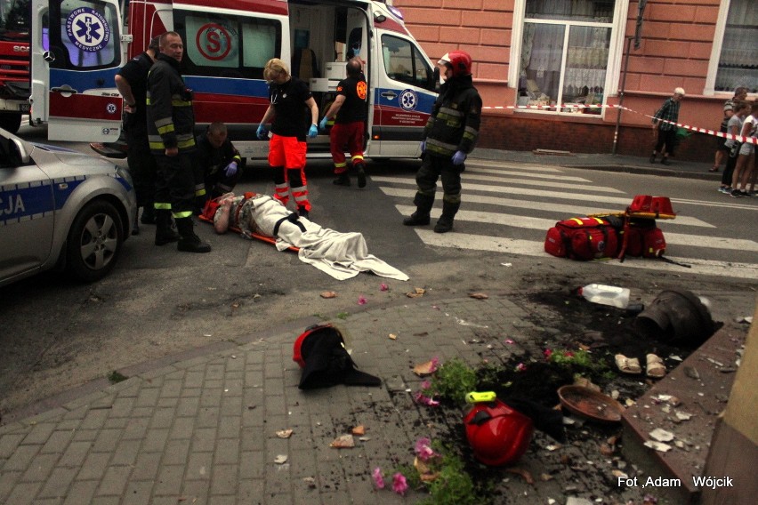 W Białogardzie zawalił się balkon. Jedna osoba ranna [zdjęcia]
