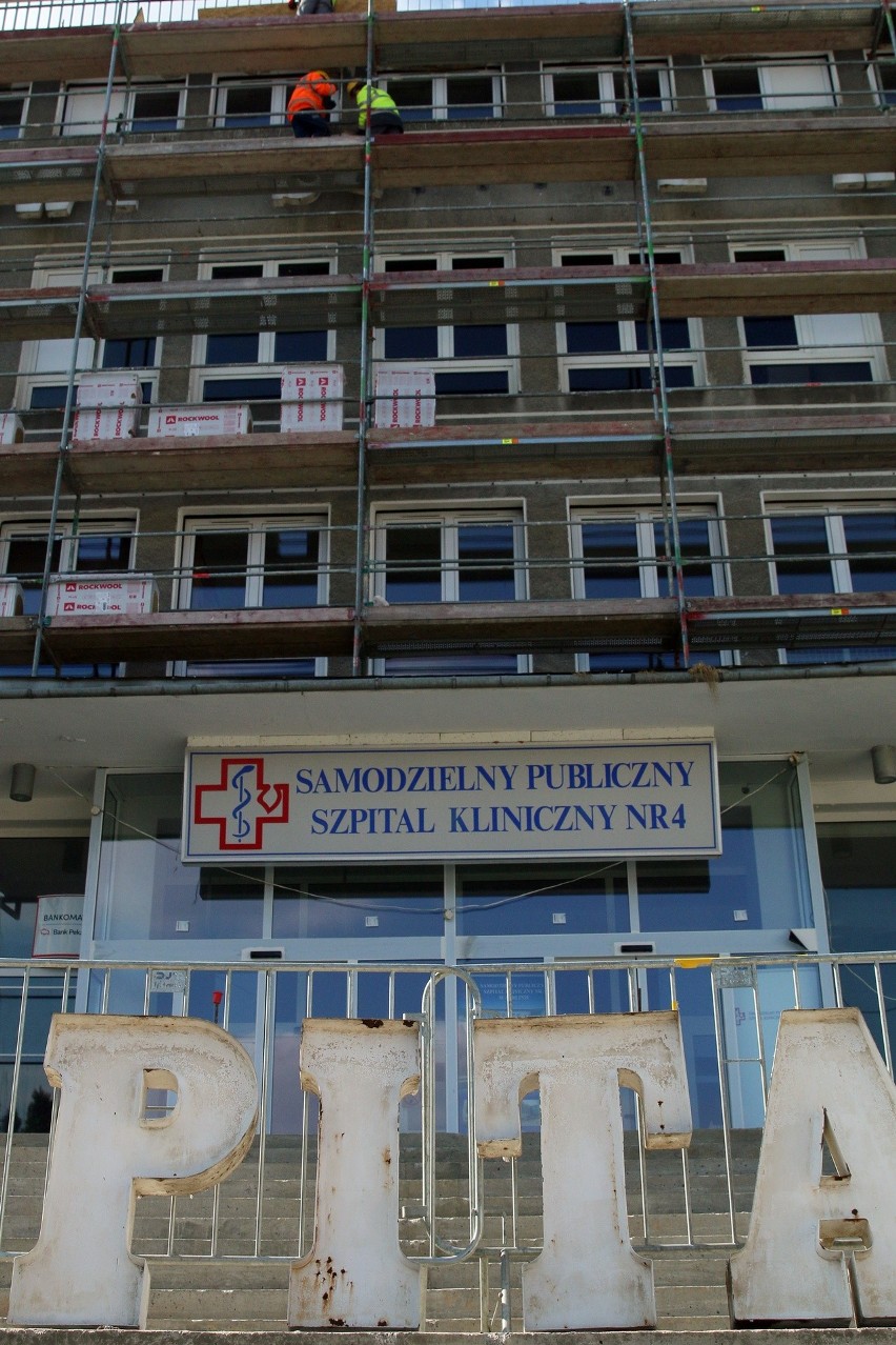 Po 56 latach znikają słynne litery ze szpitala przy Jaczewskiego w Lublinie. Zobacz zdjęcia
