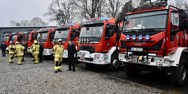 Podczas uroczystości przekazano do użytkowania samochody ratowniczo – gaśnicze dla komend powiatowych i miejskich państwowych oraz ochotniczych jednostek straży pożarnej z województwa mazowieckiego.