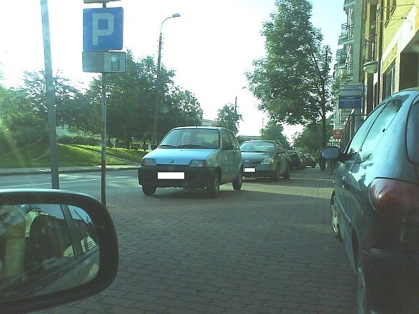 Parking przy Warszawskiej budzi kontrowersje