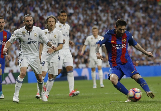 Wiosną Lionel Messi (z prawej) zdobył dwie bramki w meczu z Realem i Barcelona wygrała 3:2 na Santiago Bernabeu. Jak będzie w sobotę?