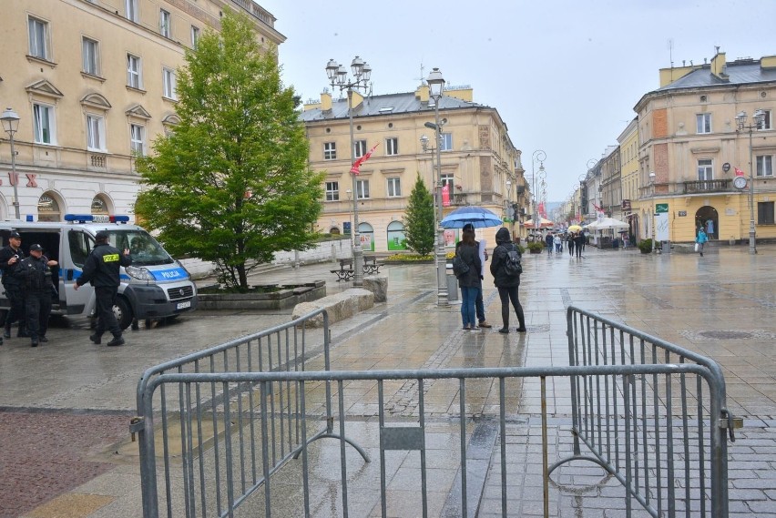 Kontrmanifestacje do Marszu Równości w Kielcach. Najwięcej osób przed kielecką Katedrą (ZDJĘCIA)