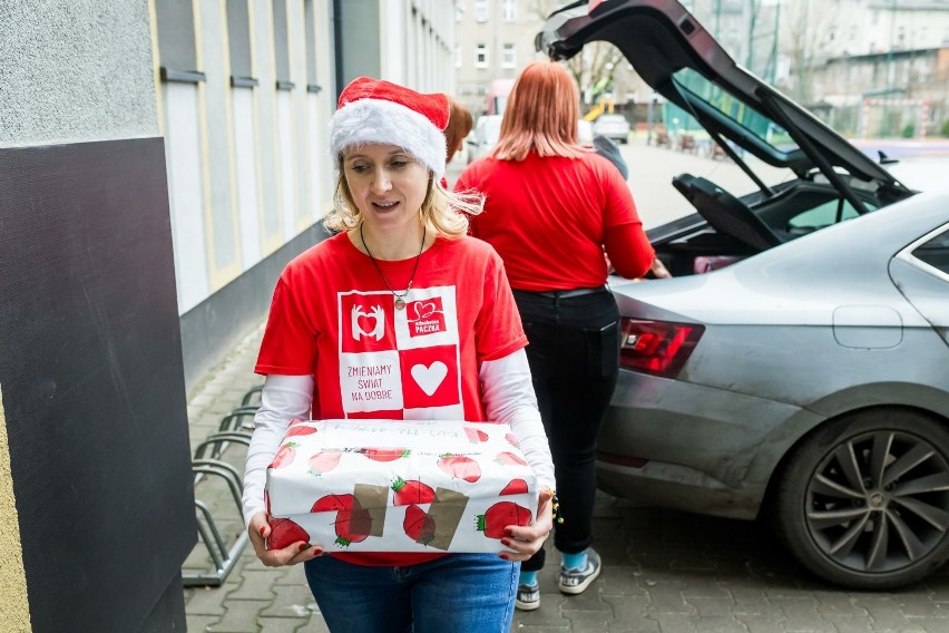 W sobotę (16 grudnia) darczyńcy przywozili paczki do...