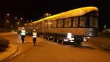 Transportował tramwaj z Poznania do Gdańska. Okazało się, że wiezie o... 46 ton za dużo