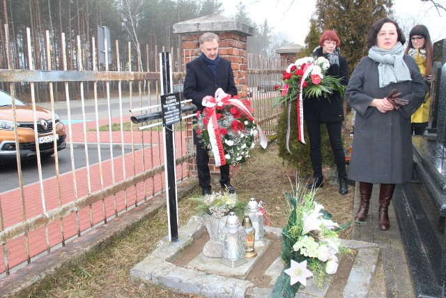 Z prawej Barbara Tutka przy grobie rodziny Glejzerów zamordowanych przez hitlerowców