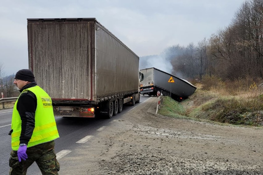 Zderzenie ciężarówek na krajowej 19 w Lipowicy. Jeden pojazd stanął w płomieniach. Dwie osoby ranne