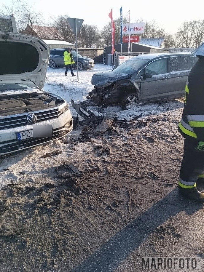 Kolizja na drodze krajowej nr 45 w Zimnicach Wielkich. Zderzyły się trzy samochody