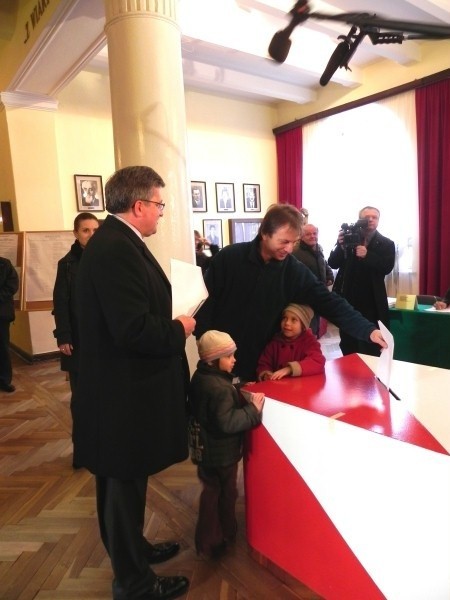 Politycy dawali przykład obywatelom uczestnicząc w wyborach już rano. Na zdjęciu prezydent Bronisław Komorowski