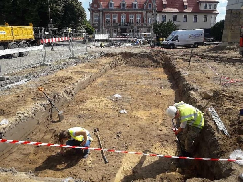 Na placu budowy realizowane są też dalsze prace przy montażu...