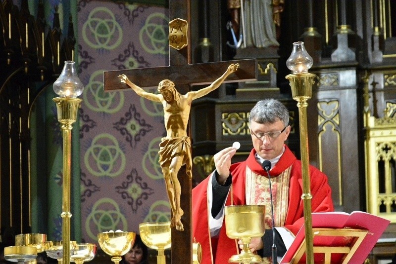 Tłumy wiernych modliły się w Wielki Piątek w bazylice...