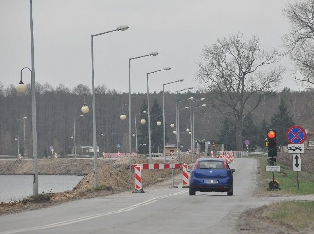 Przy budowanej obwodnicy od wtorku stoją już cztery sygnalizacje świetlne