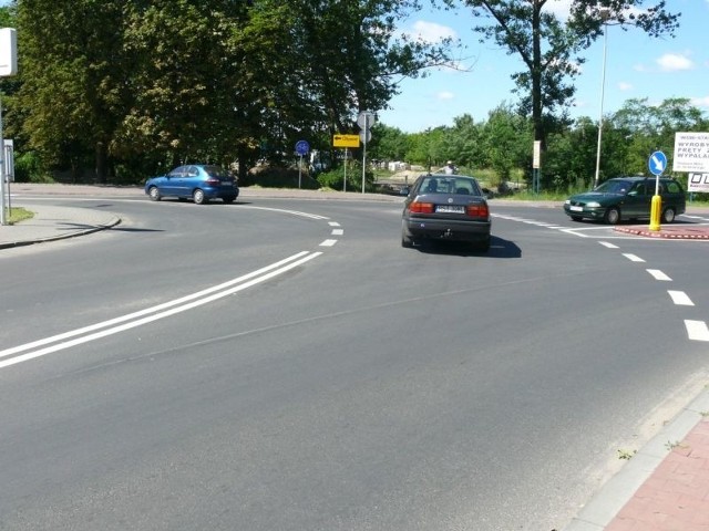 Teraz to kierowcy wjeżdżający z ulicy Mickiewicza w Solidarności mają pierwszeństwo przed poruszającymi się ulicą Ofiar Katynia (na zdjęciu z lewej strony).
