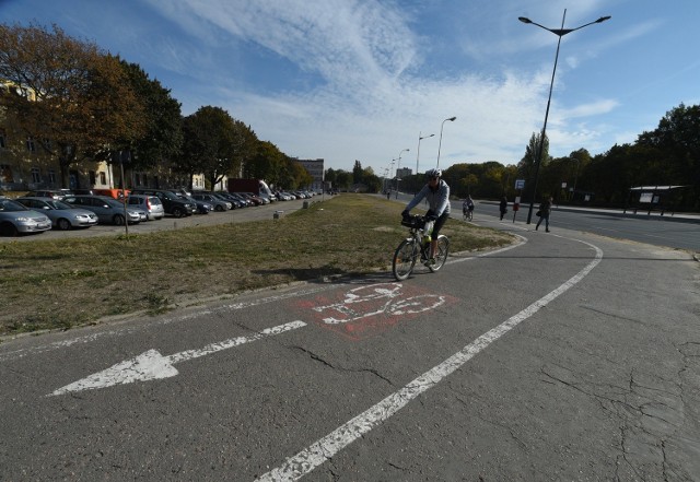 Droga rowerowa między ul. Kopcińskiego a Bandurskiego jest jedną z najbardziej uczęszczanych