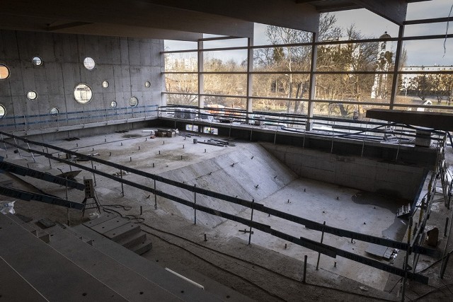 Obiekt przy Bażyńskich jest coraz lepiej widoczny z zewnątrz. Tymczasem prace przeniosły się do wnętrza budynku. Otwarcie zmodernizowanego basenu planowane jest w grudniu.
