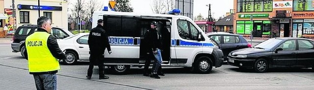 Kolbuszowscy policjanci namierzyli dwóch oszustów, których zatrzymali ich koledzy z Kielecczyzny.