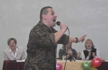 Piotr Walczak, nauczyciel wuefu, przebojem "Jesteś szalona" wyśpiewał sobie nagrodę publiczności