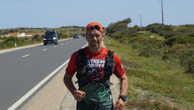Artur Kujawiński podczas niesamowitego biegu wzdłuż wybrzeża atlantyckiego Portugalii