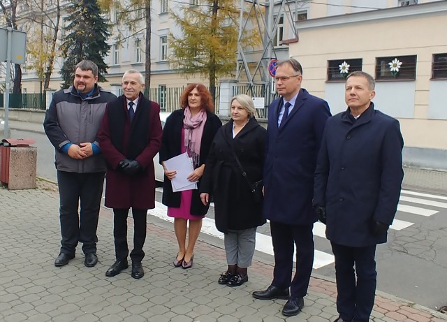 Radni klubu PiS Wybieram Nowy Sącz oraz posłowie PiS z ziemi sądeckiej apelują o solidarność i poparcie dla przedstawicieli służb mundurowych pilnujących polsko - białoruskiej granicy