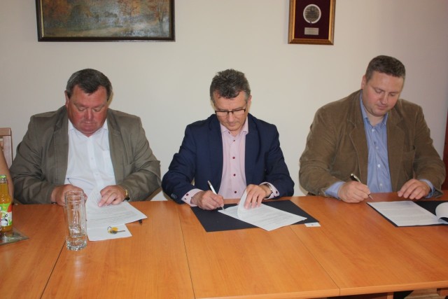 Umowę na remont dróg podpisali (od lewej): Dariusz Śliwiński, starosta Zdzisław Gamański i Piotr Horst, wiceprezes Eurovia